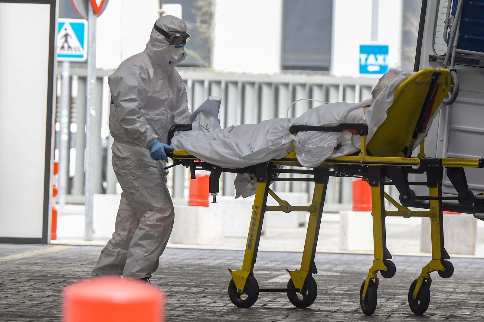 Un enfermero traslada a un paciente con coronavirus.