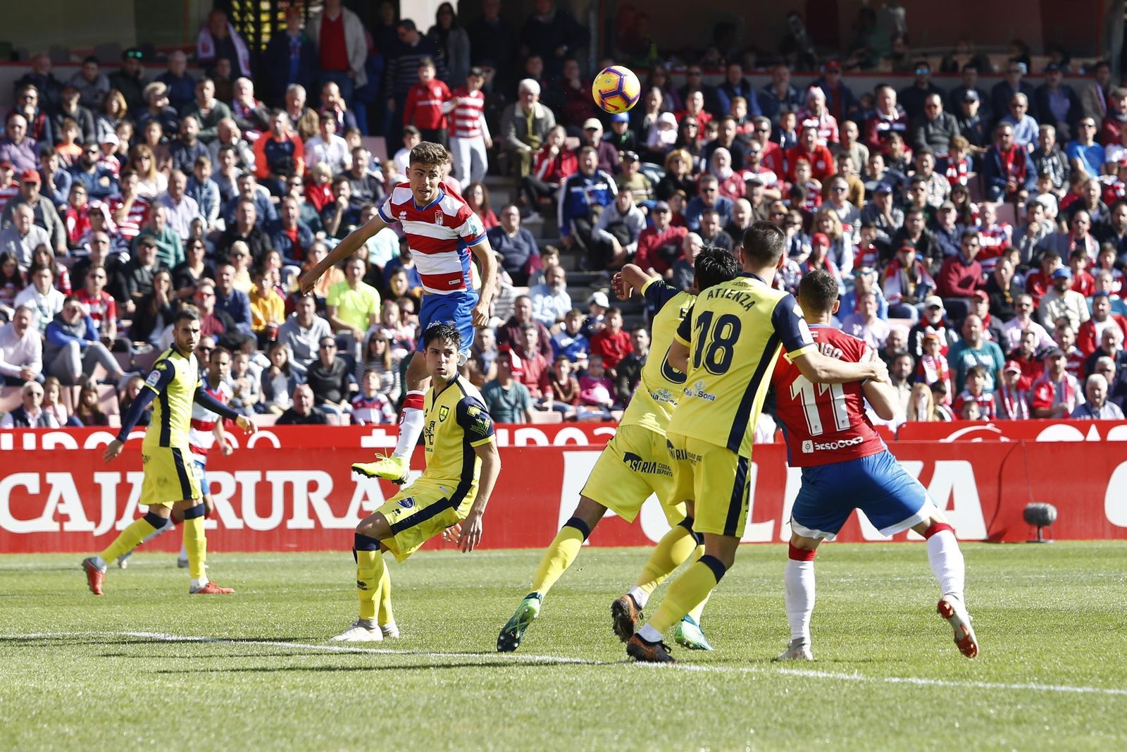 Alejandro Pozo volvió a ser titular en el Granada CF pero terminó siendo cambiado.