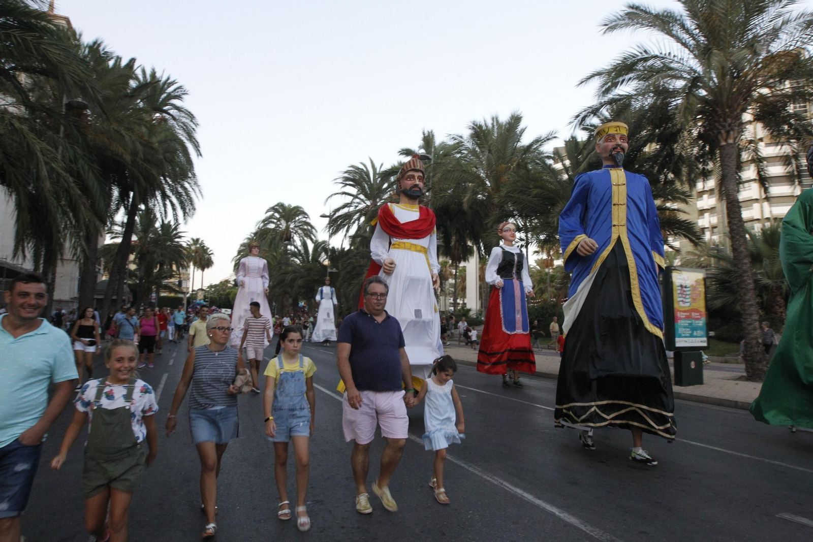 Fotogalería gigantes y cabezudos. Feria de Almería 2019