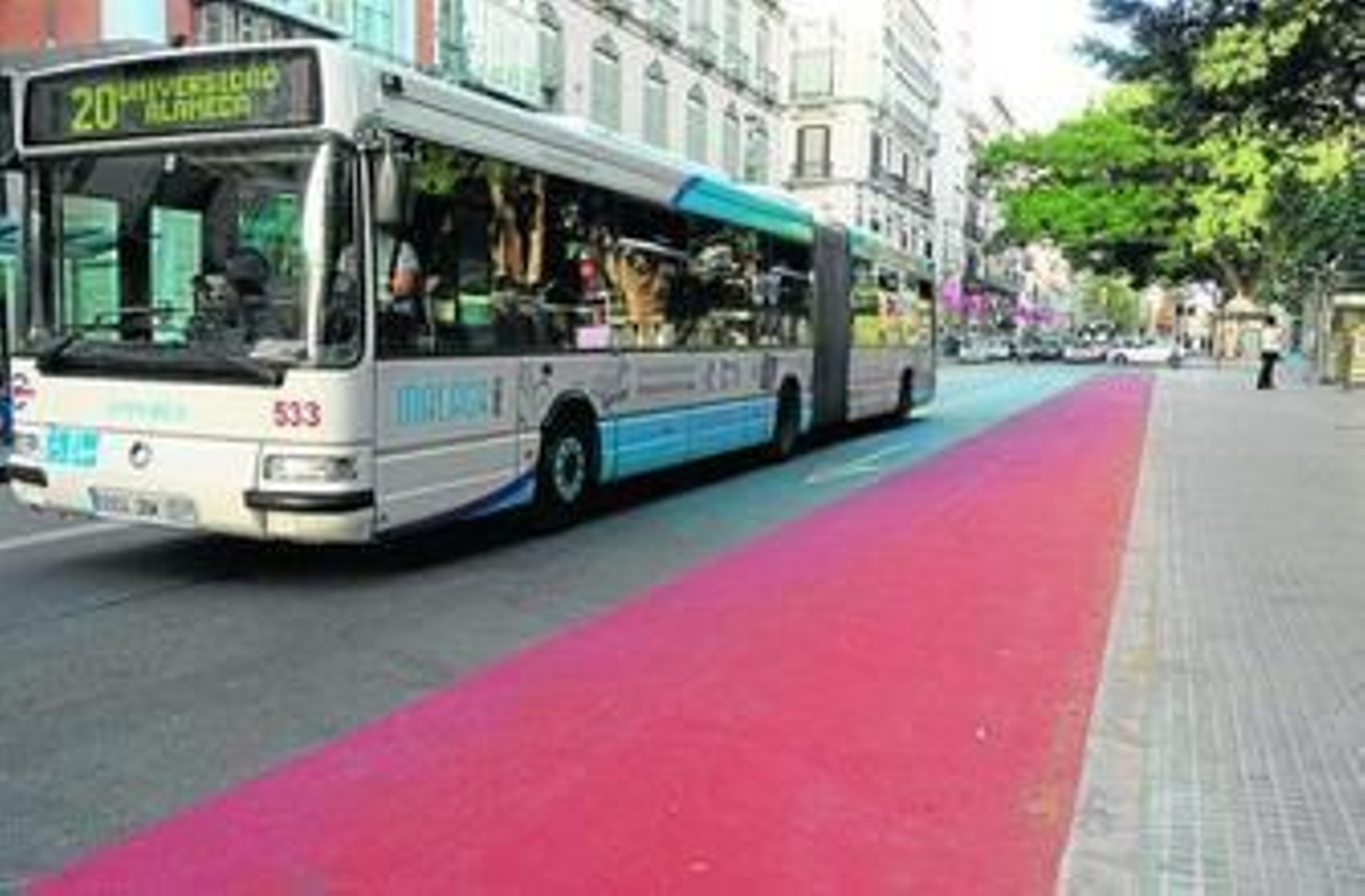 Un autobús, junto al carril bici ejecutado por el Ayuntamiento en la Alameda Principal.
