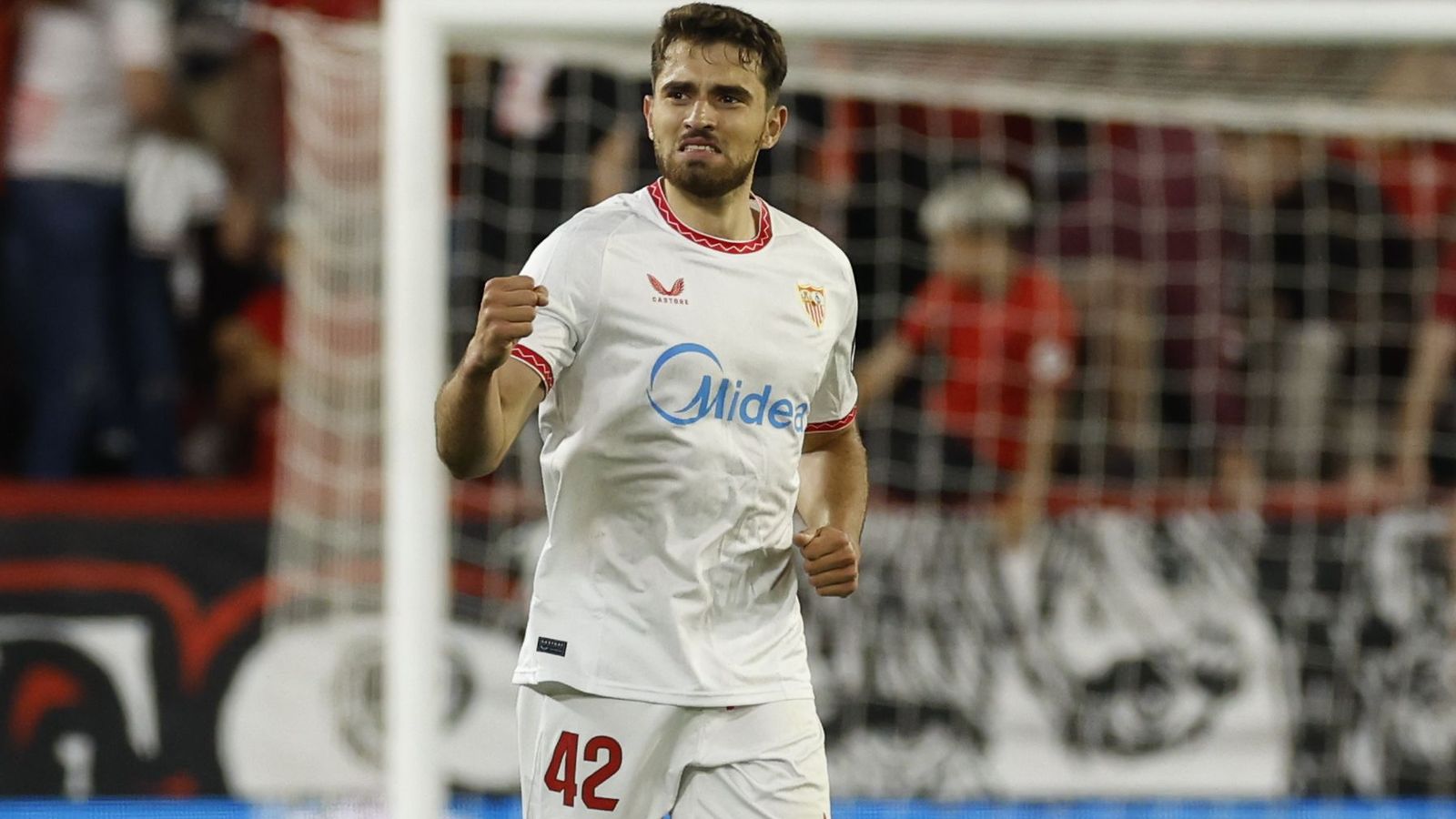 García Pascual celebra puño en alto el gol que adelntaba a su equipo