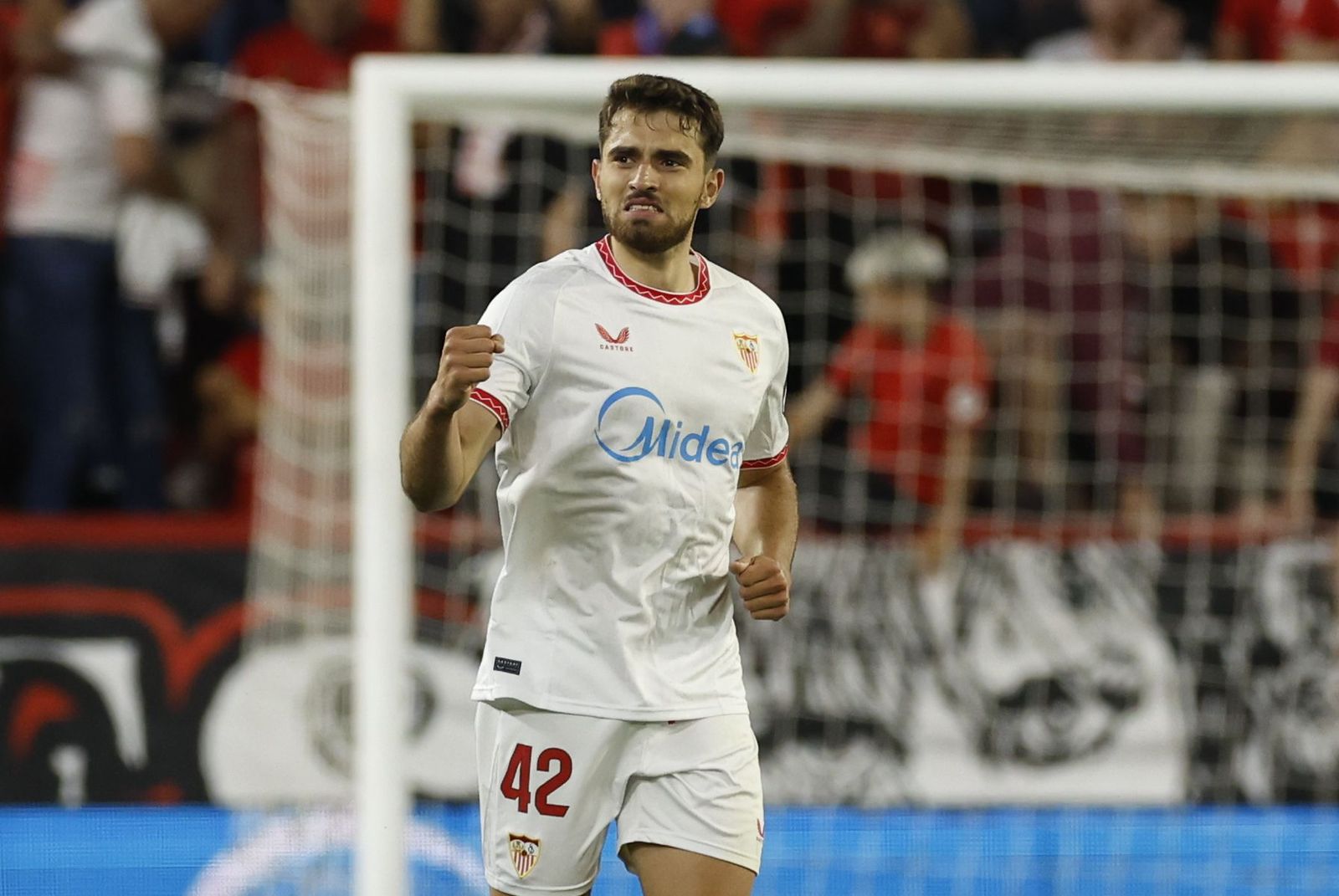 García Pascual celebra puño en alto el gol que adelntaba a su equipo
