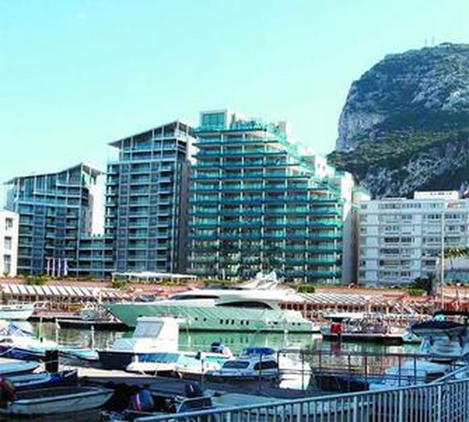 Imagen de Gibraltar desde la zona de Ocean Village.