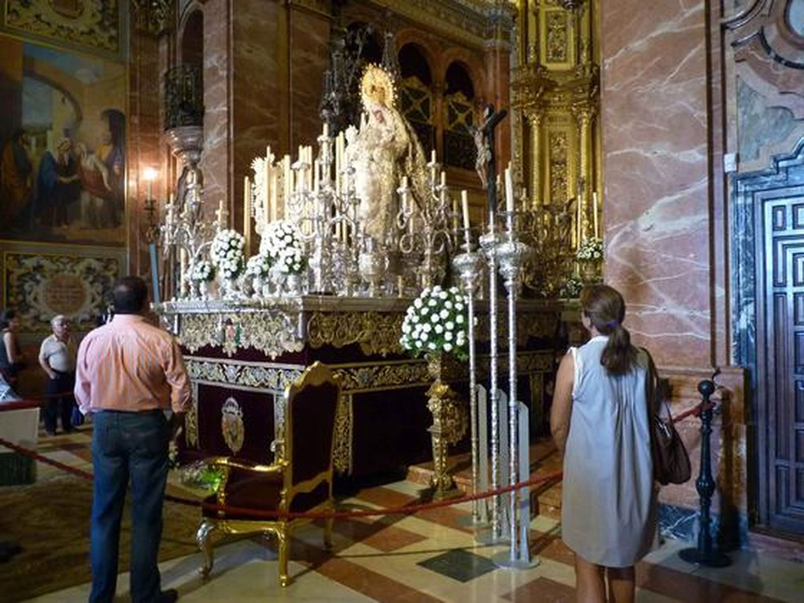 Varios fieles observan a la Virgen en la basílica.

Foto: Ruesga Bono
