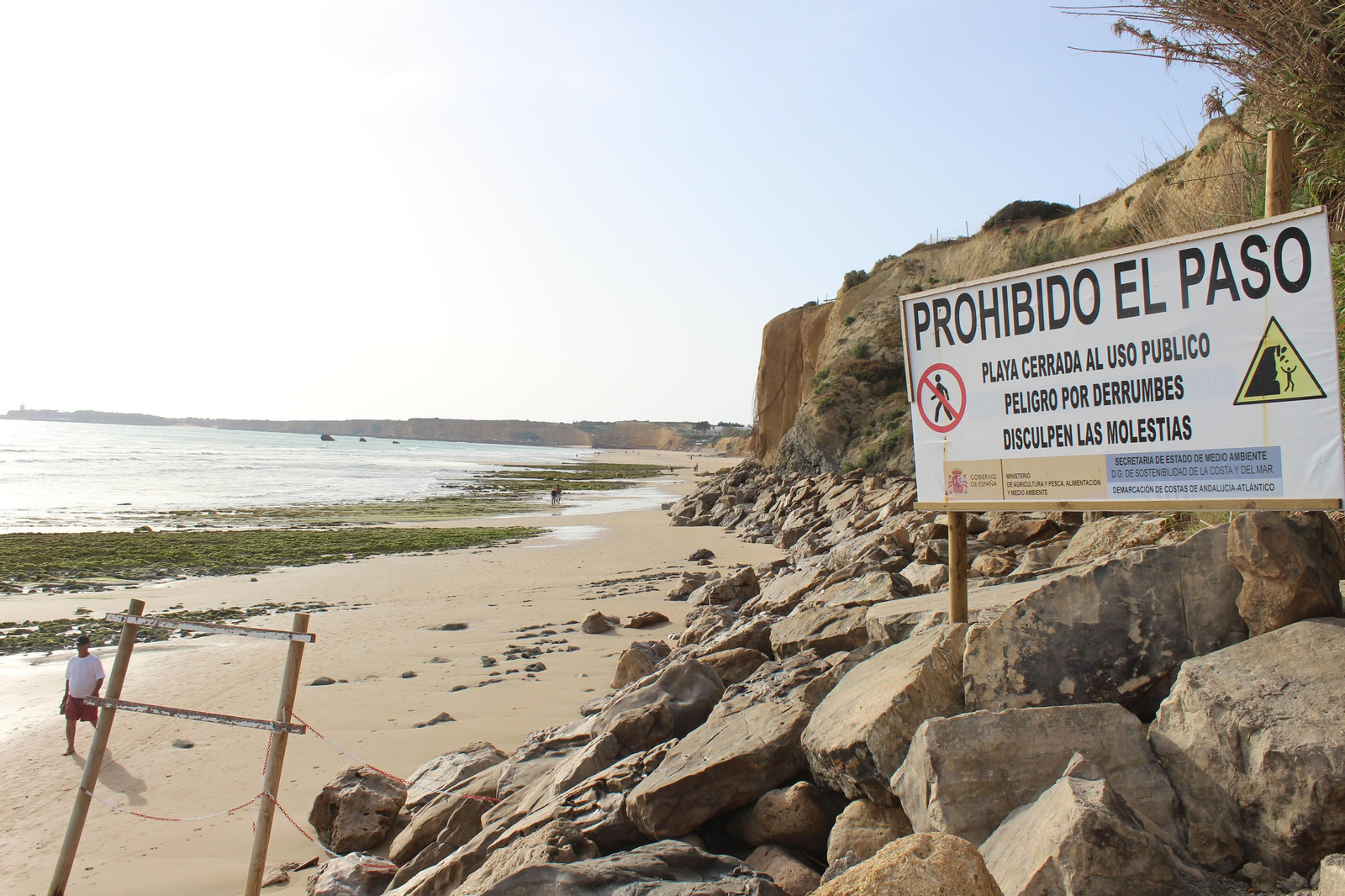 Los últimos desprendimientos de los acantilados de Conil provocaron el cierre de una parte de la playa dado el riesgo de caídas de las rocas.