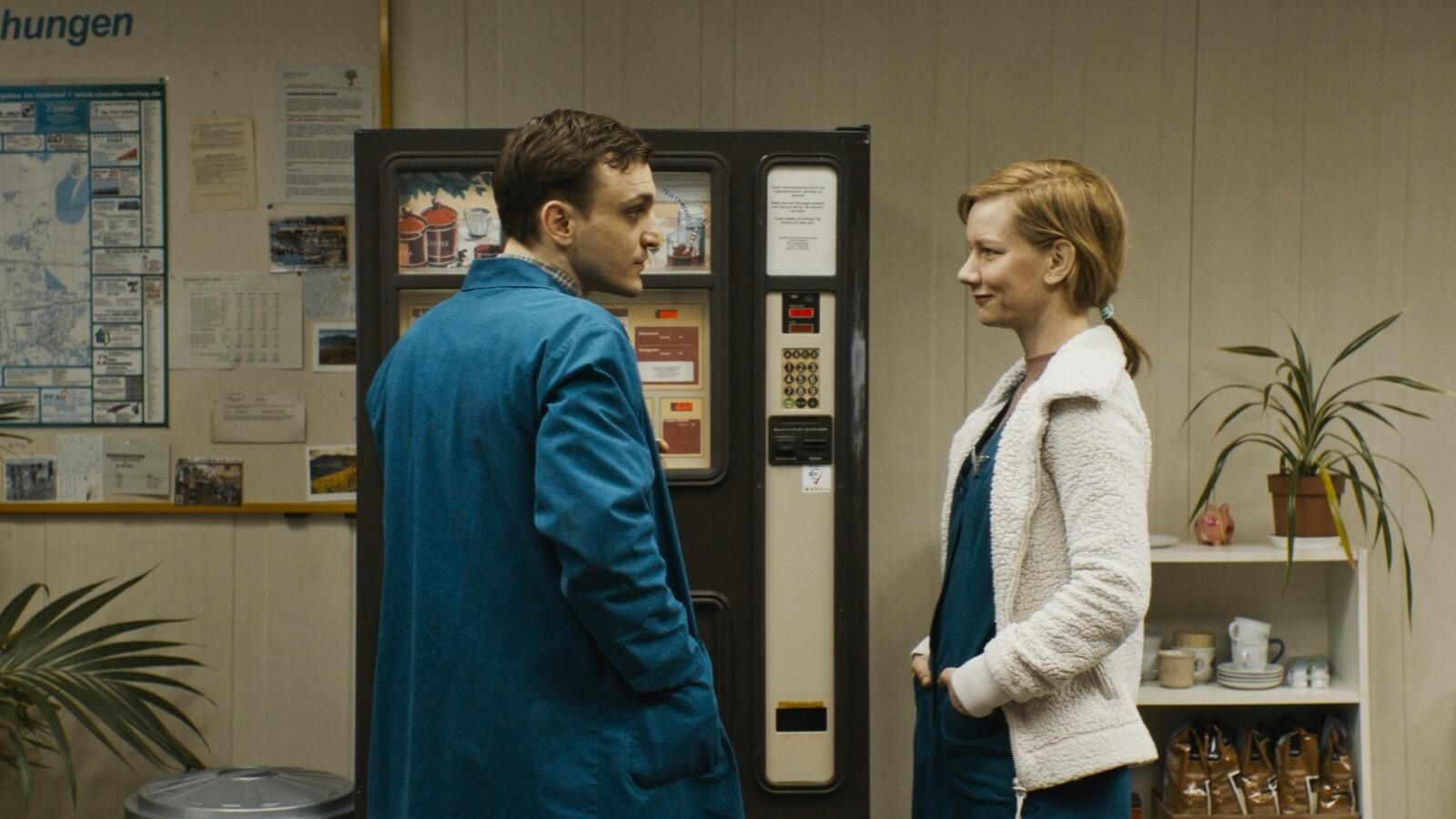 Franz Rogowski y Sandra Hüller en 'A la vuelta de la esquina'.