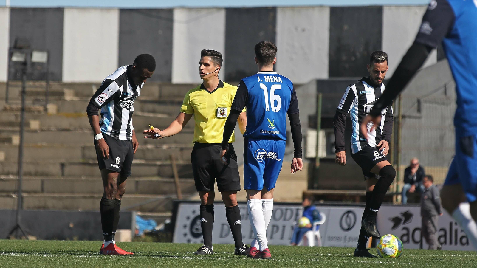 El árbitro canario Alejandro Lucena explica a Bandaogo el motivo de su amonestación