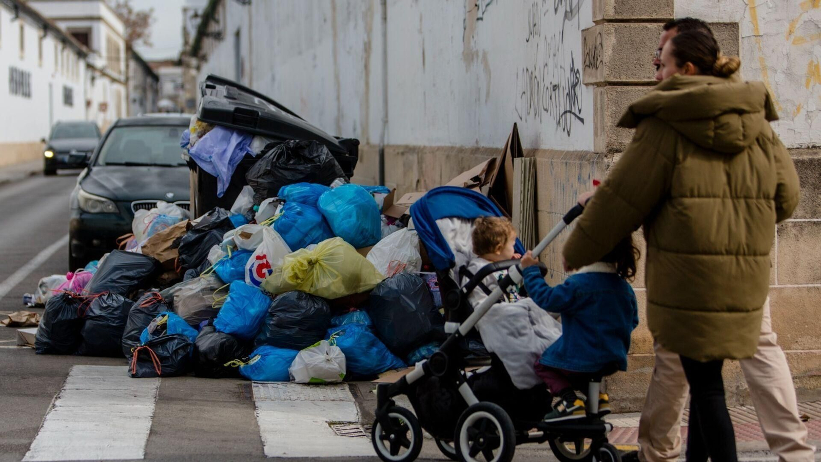 Basura acumulada en el décimo día de huelga en El Puerto.