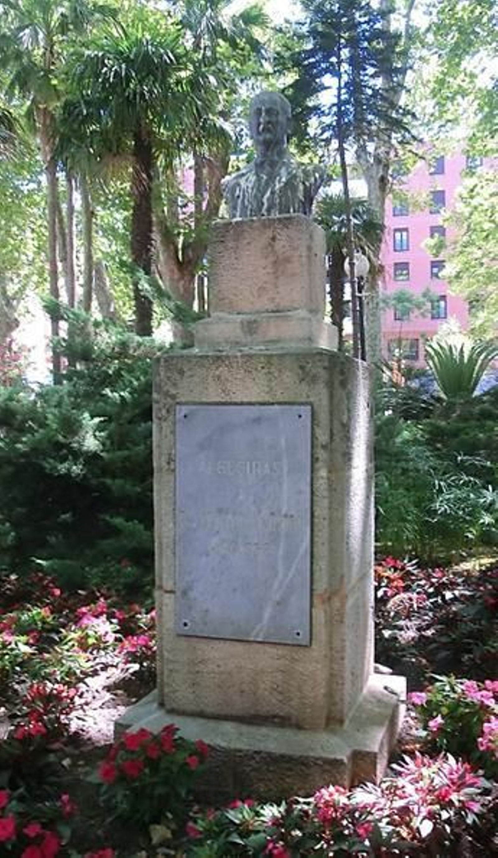 Busto del Doctor D. Ventura Morón, gran benefactor de los algecireños humildes. Busto del Doctor D. Ventura Morón, gran benefactor de los algecireños humildes.