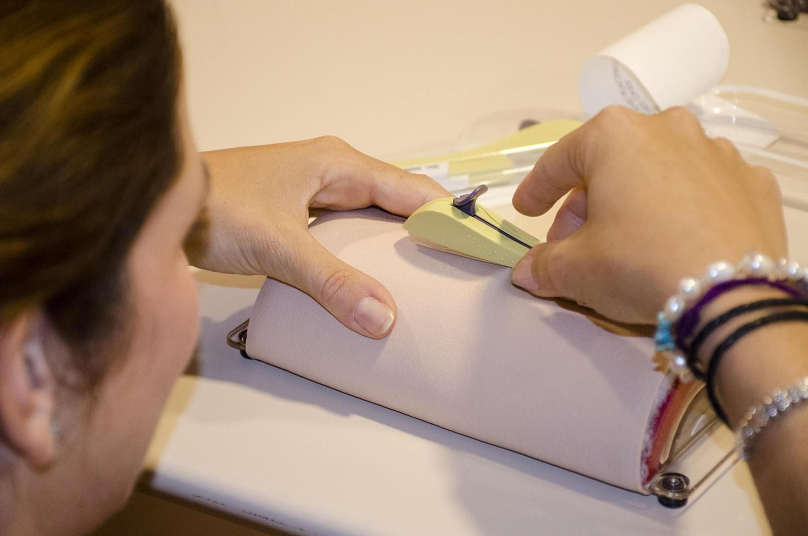 El implante, formado por una sola varilla flexible de 4 cm, queda alojado debajo de la piel.