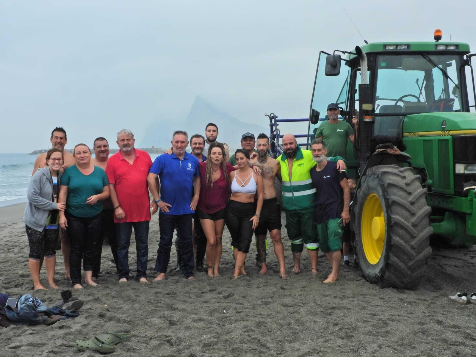 Voluntarios en el rescate del delfín en La Línea.