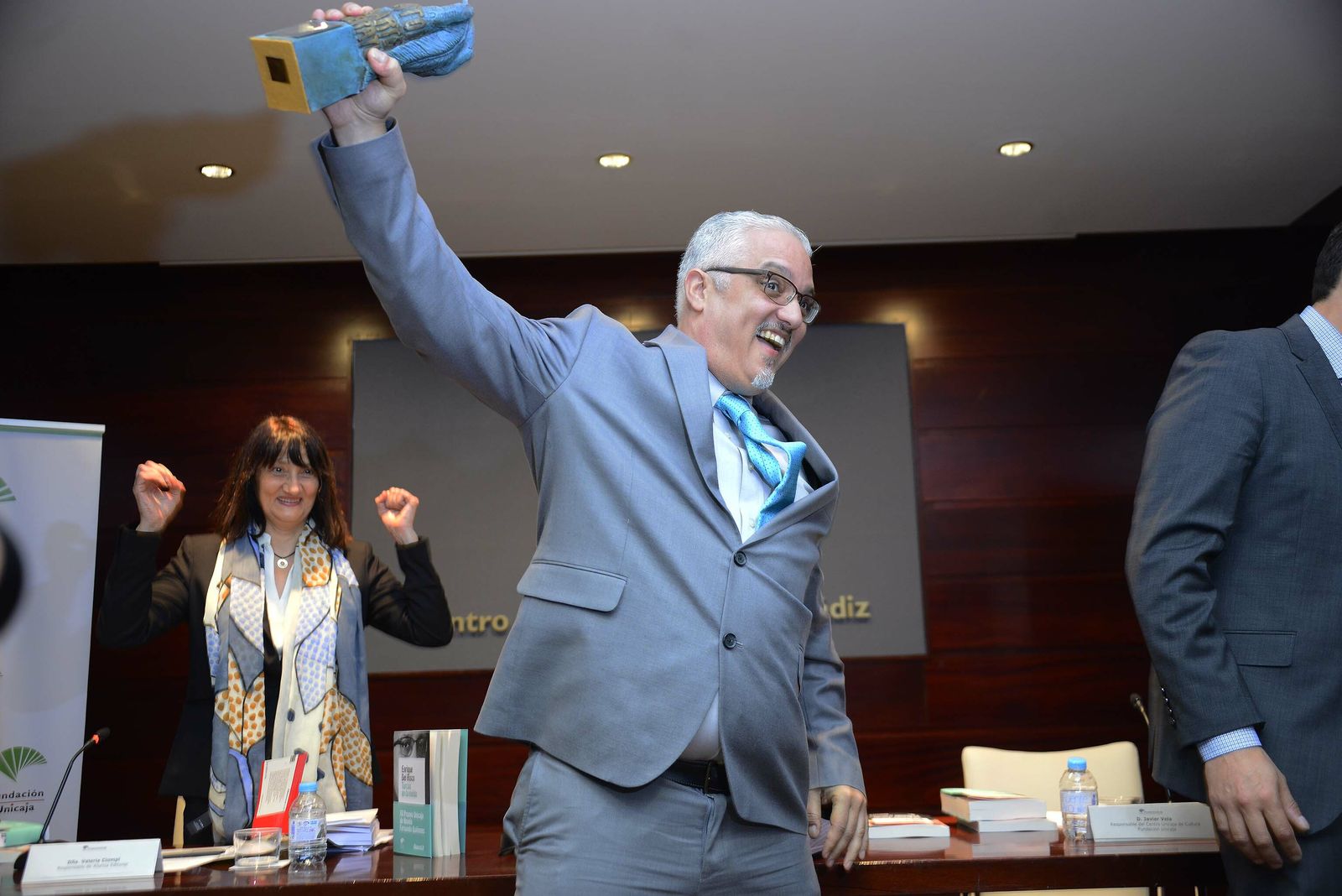 El escritor cubano Enrique del Risco, al recoger el premio por 'Turcos en la niebla'.