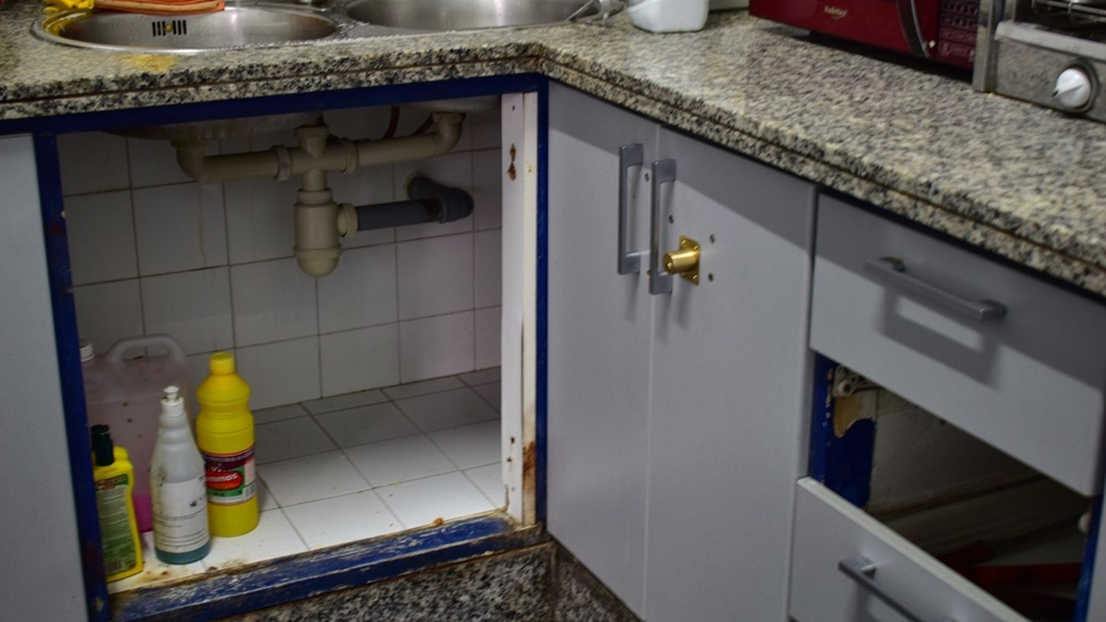 Estado de la cocina donde se hacen la comida los bomberos.