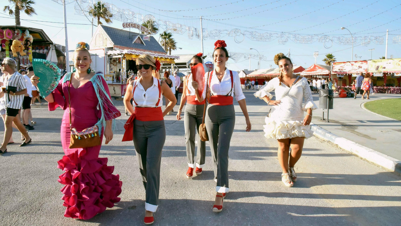 Ambiente en las caseta en el Domingo Rociero