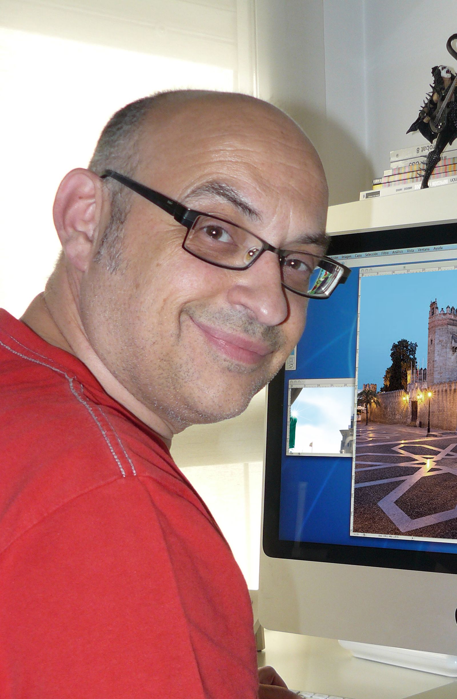 El autor del cartel, Cristóbal Aguiló Domínguez.