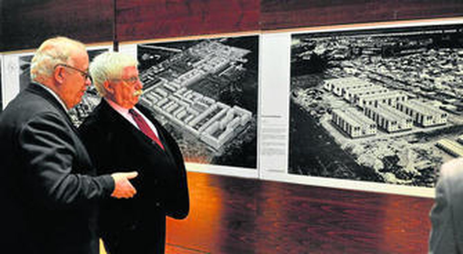 El ex gerente de Urbanismo Eduardo Zúñiga (derecha) observa la exposición sobre el Patronato en la Logia del Ayuntamiento.