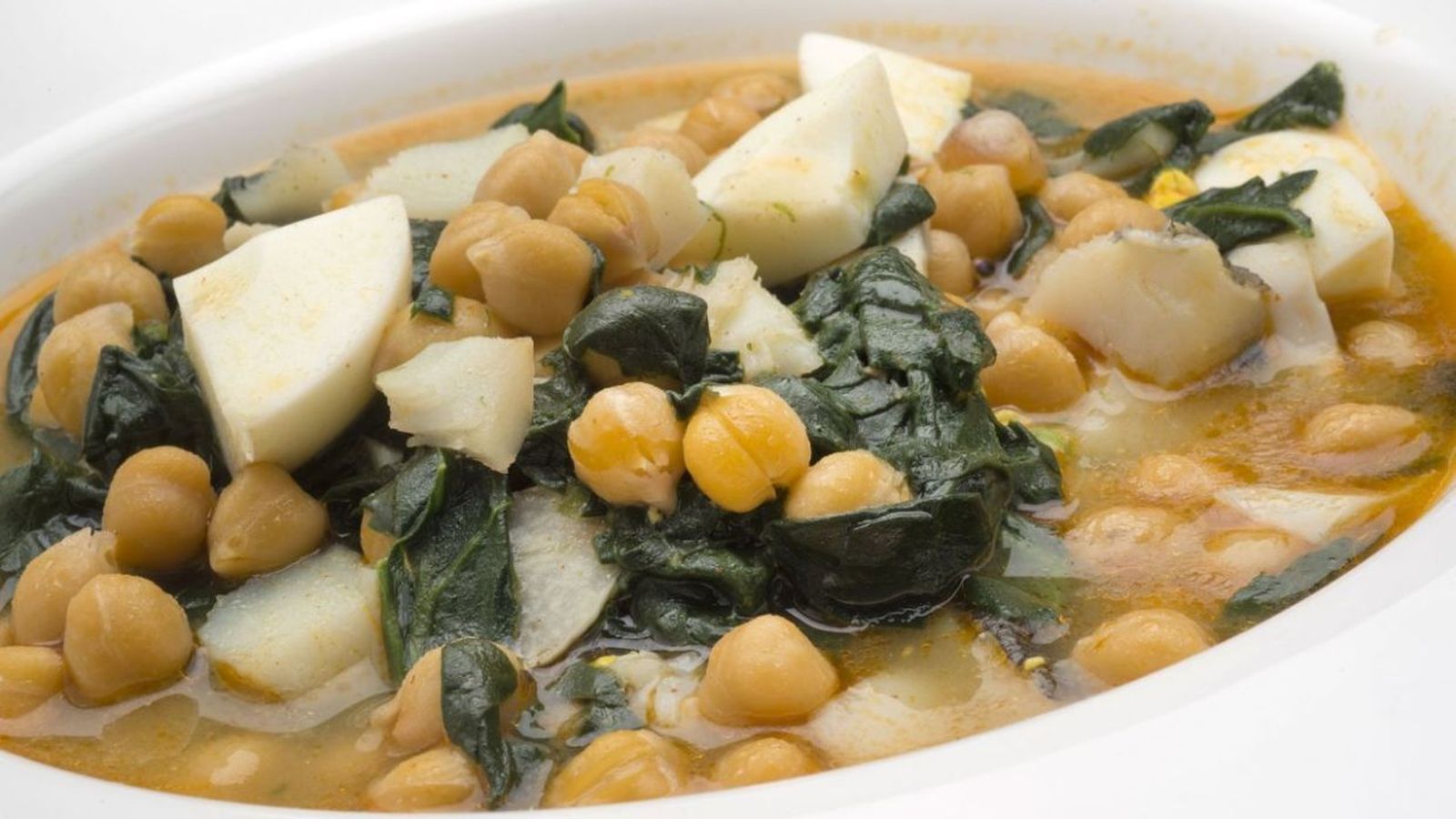 Plato de garbanzos con acelgas y bacalao.