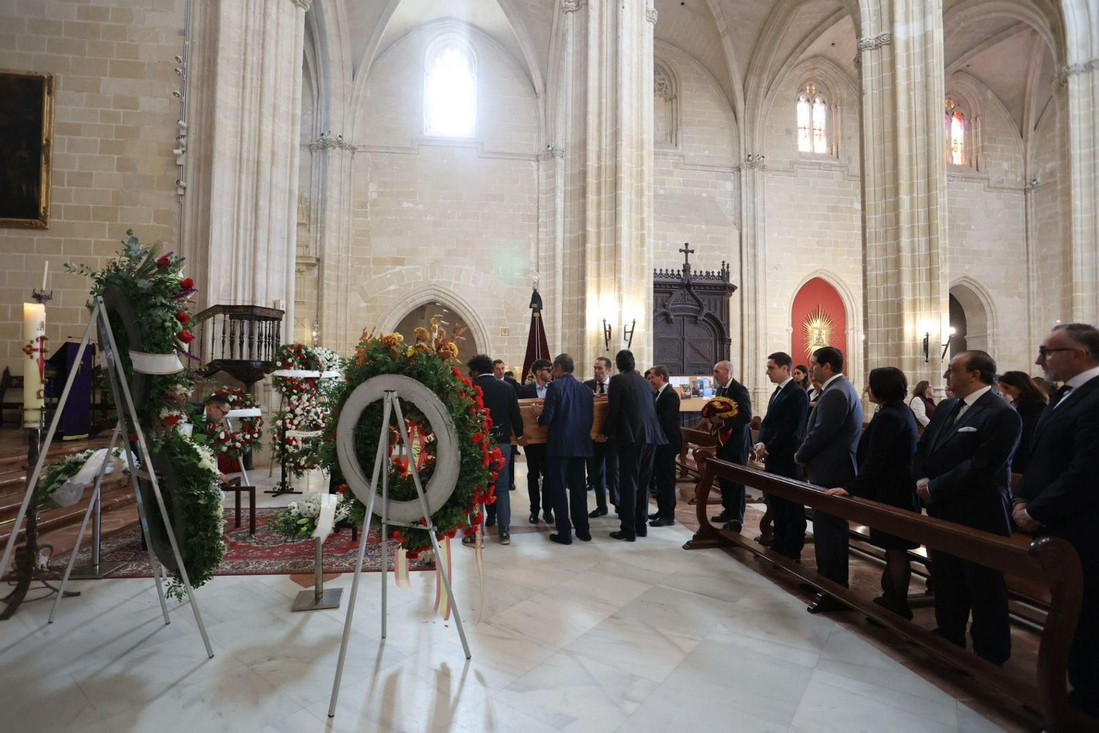 Así es la capilla ardiente de Rafael de Paula en Santiago: capote, montera y la bandera gitana