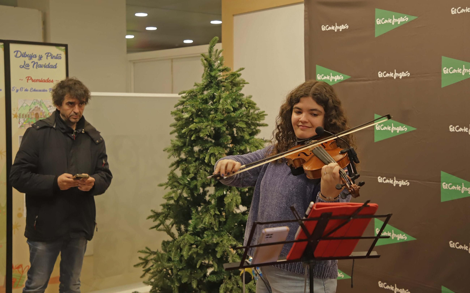 Fotos de la entrega de los premios Pinta y dibuja la Navidad en El Corte Inglés de Algeciras