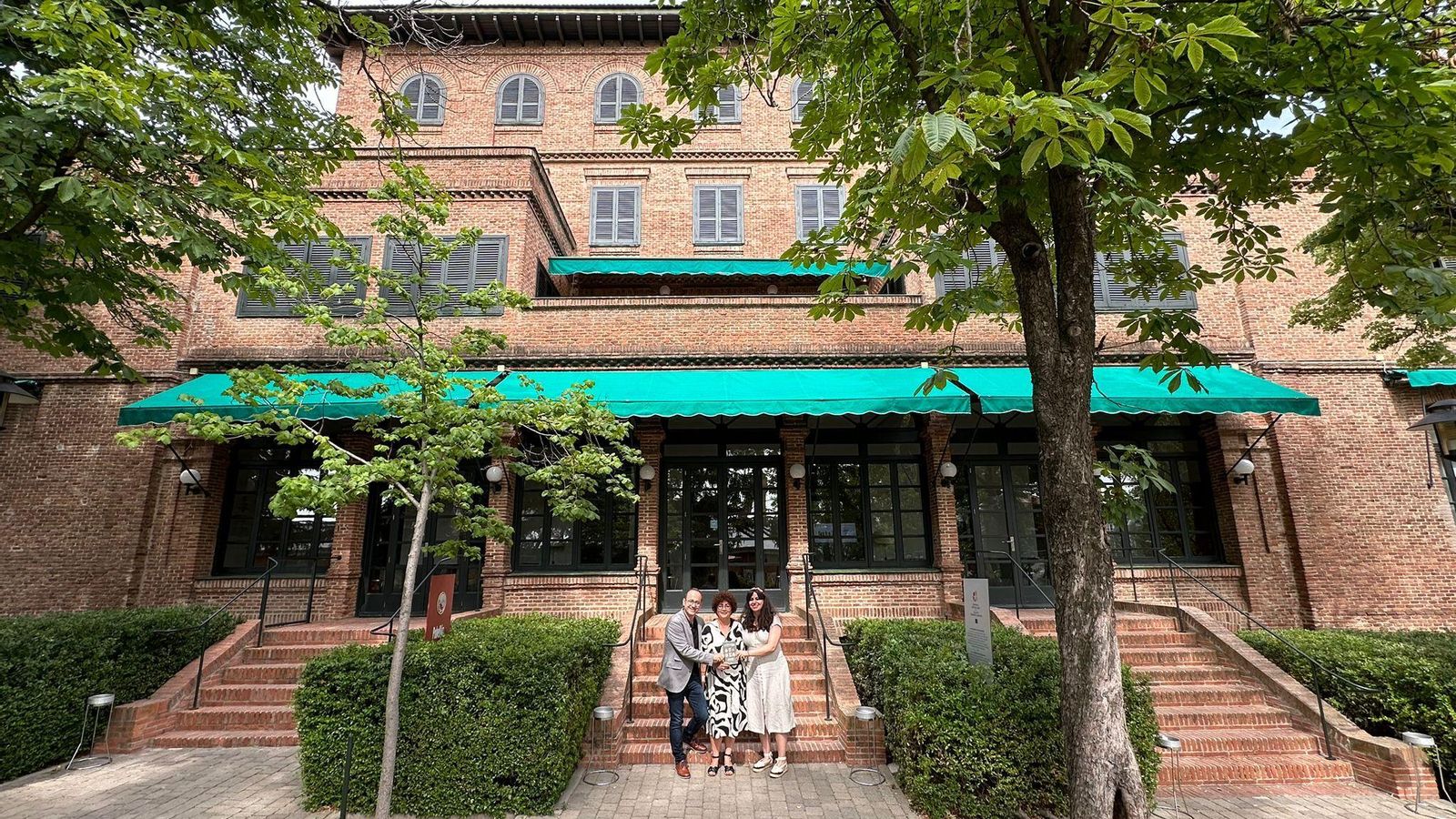 Los autores del libro, a las puertas de la Residencia.