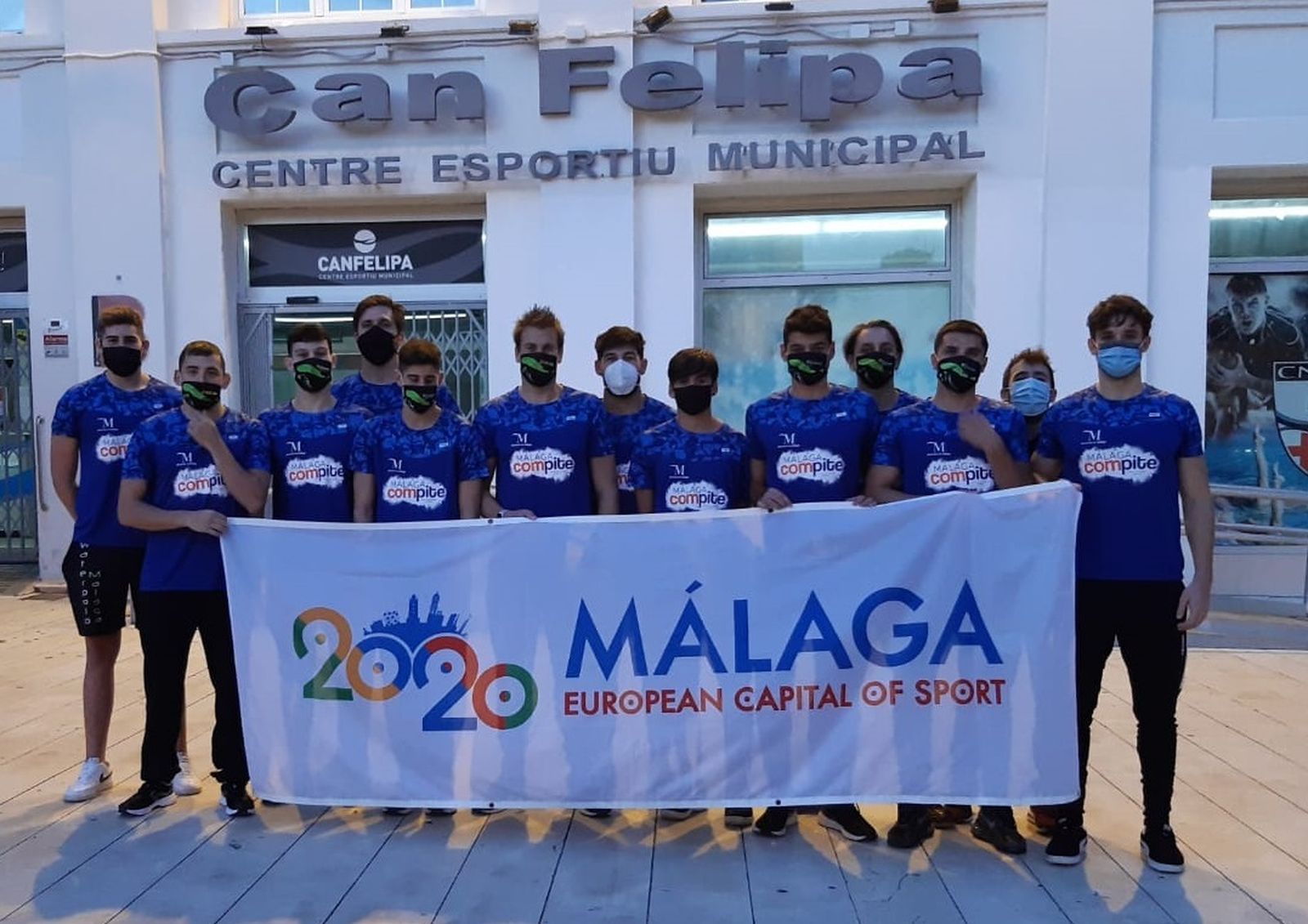 La plantilla del Waterpolo Málaga posa en Barcelona.