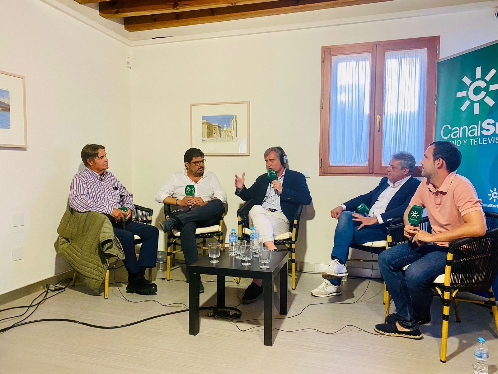 Fernando Pérez dirige una de las tertulias grabadas en la sede de la Fundación Cajasol.