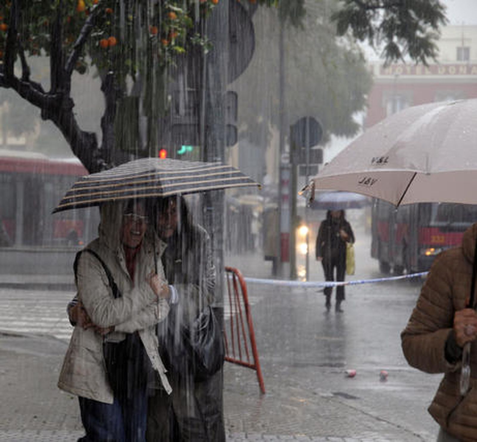 Dos mujeres se cobijan de la lluvia en un mismo paragüas.

Foto: J. C. Vázquez, B. Vargas y A. Pizarro