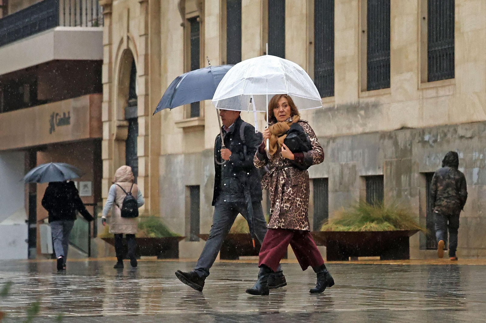 Imágenes de una mañana lluviosa en la capital