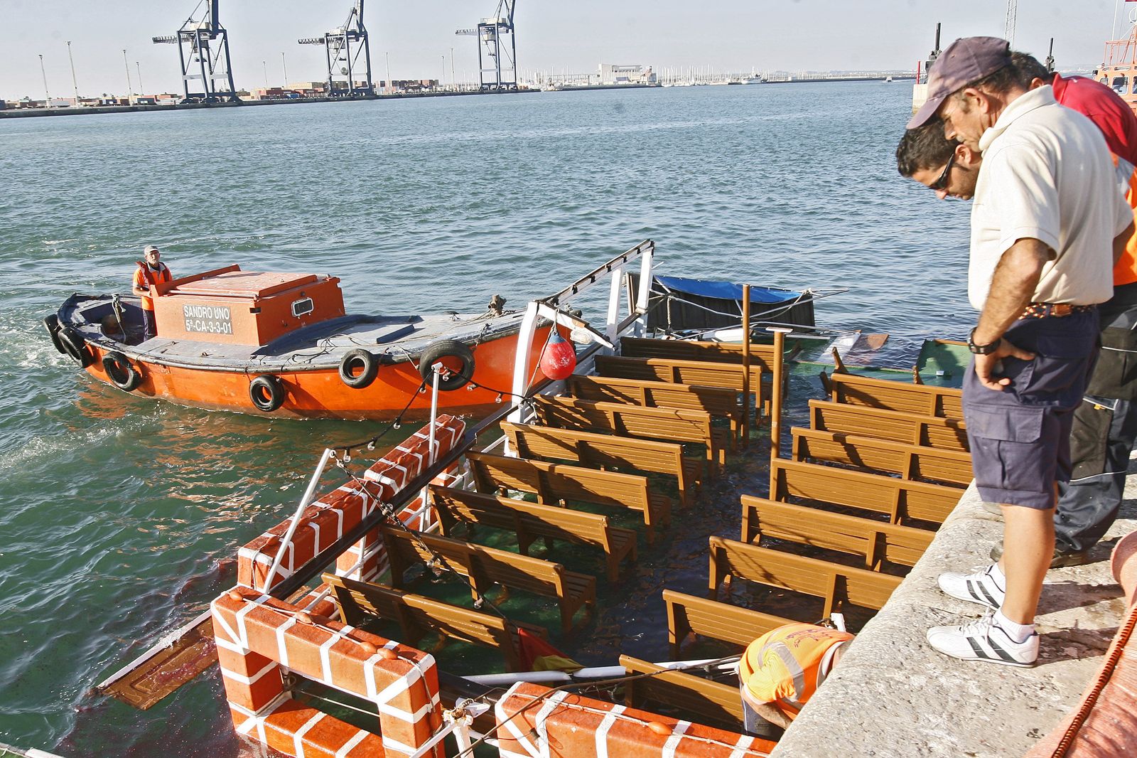 Así fue el espectacular hundimiento del Vaporcito del Puerto en el muelle de Cádiz
