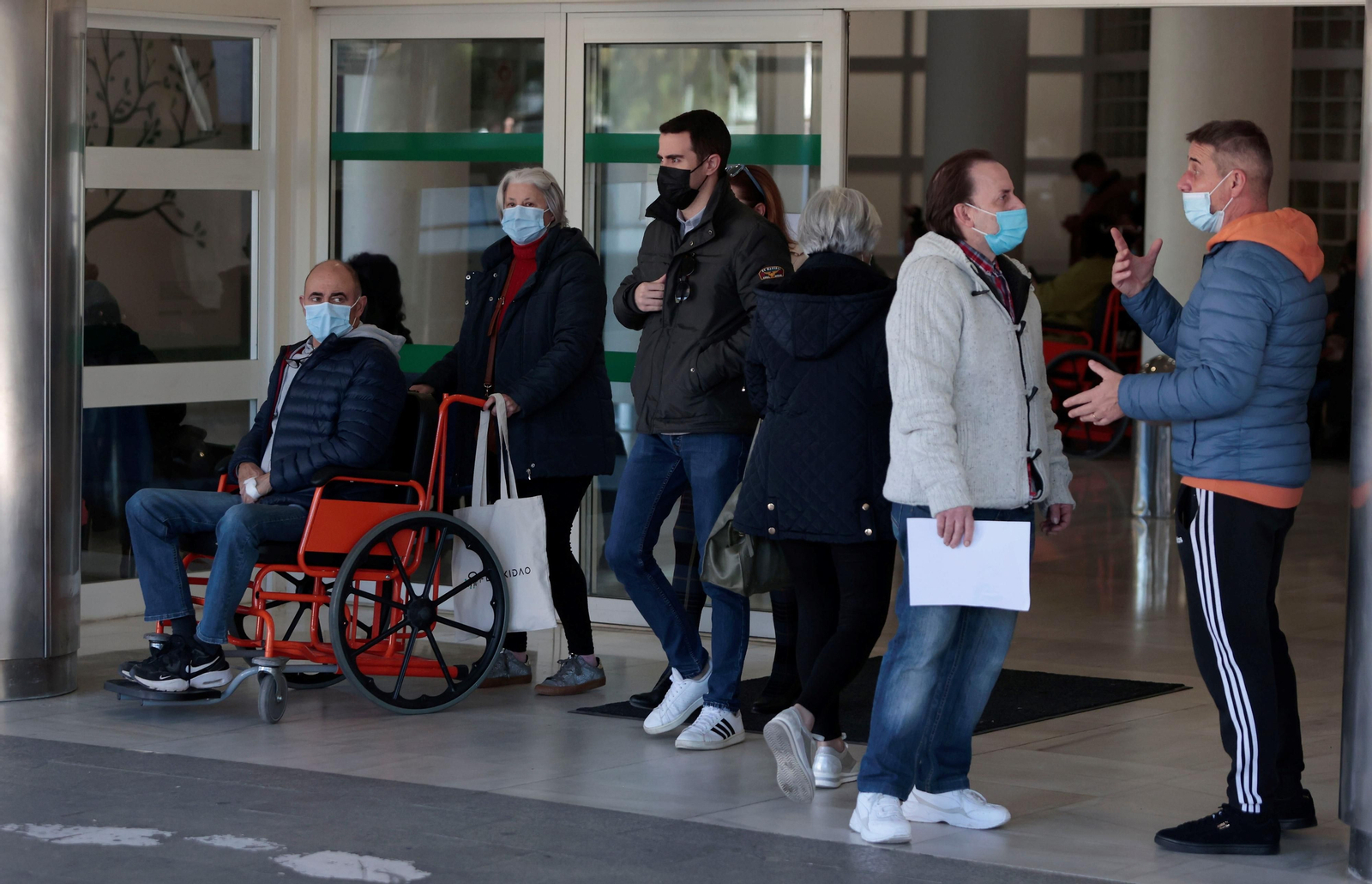 Varias personas, con mascarilla, a las puertas del Hospital General del Virgen del Rocío.