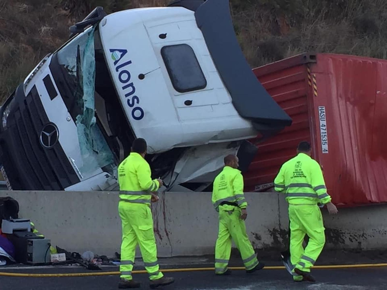Las imágenes del vuelco del camión en la Cala de Mijas