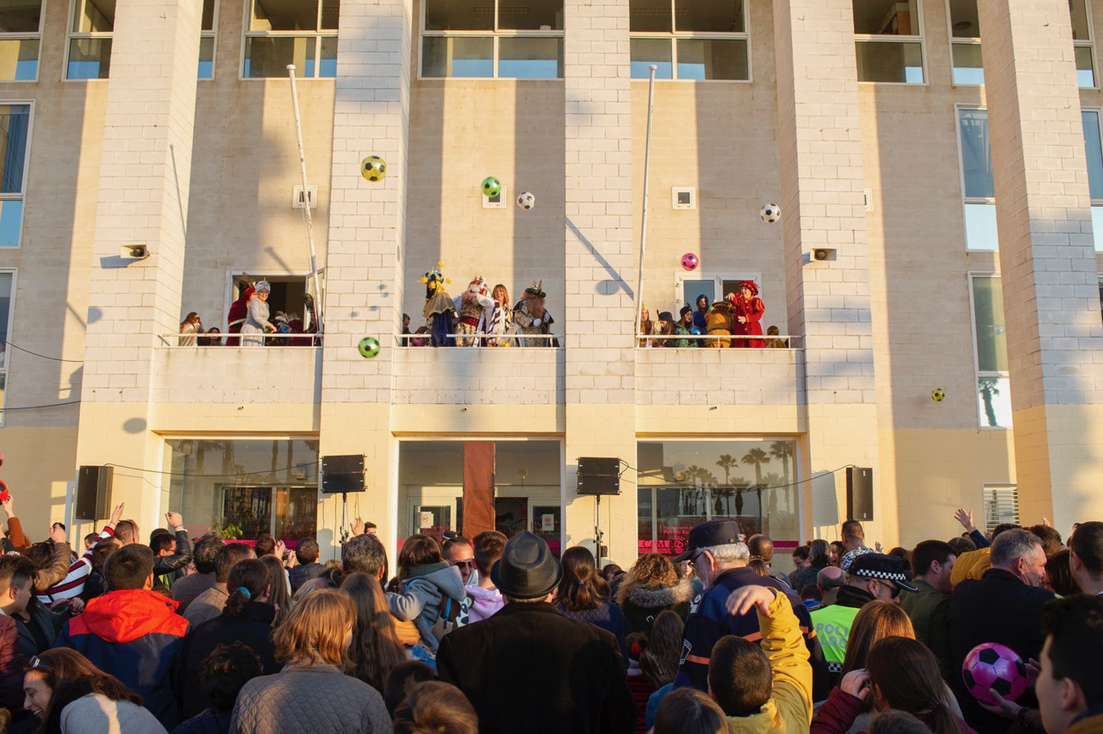 Los Reyes Magos lanzan pelotas desde el balcón del Centro Administrativo Municipal