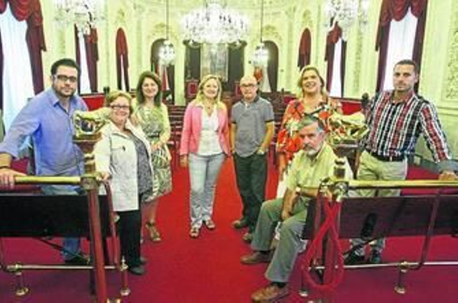 Los ocho concejales que se estrenarán hoy posan en el Salón de Plenos del Ayuntamiento.