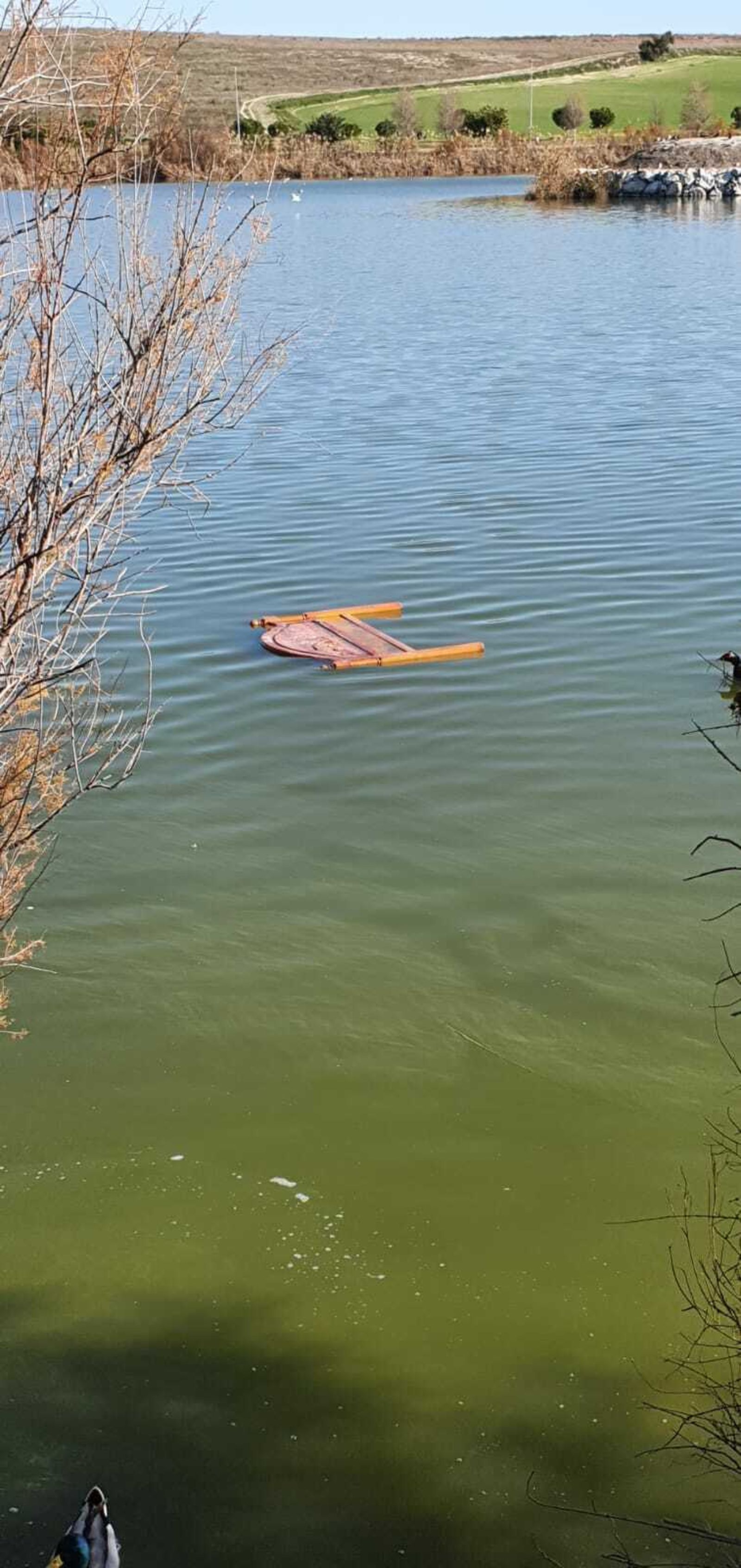 Un cabecero de una cama, en plena Laguna de Torrox.