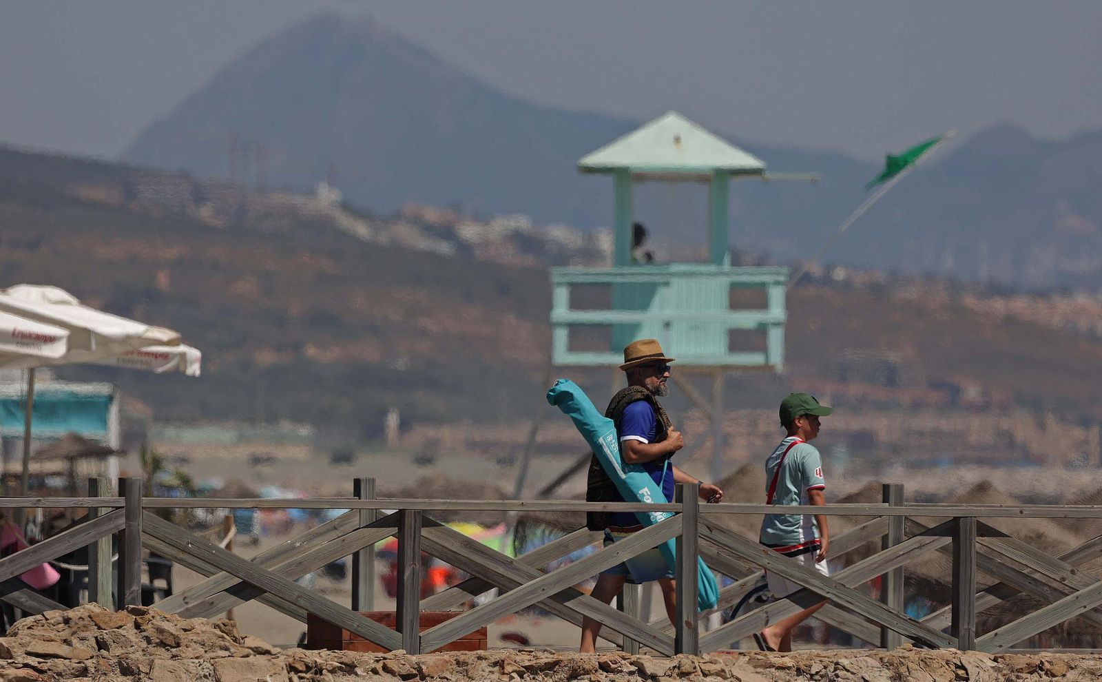 Fotos del domingo en la playa de Levante de La Línea