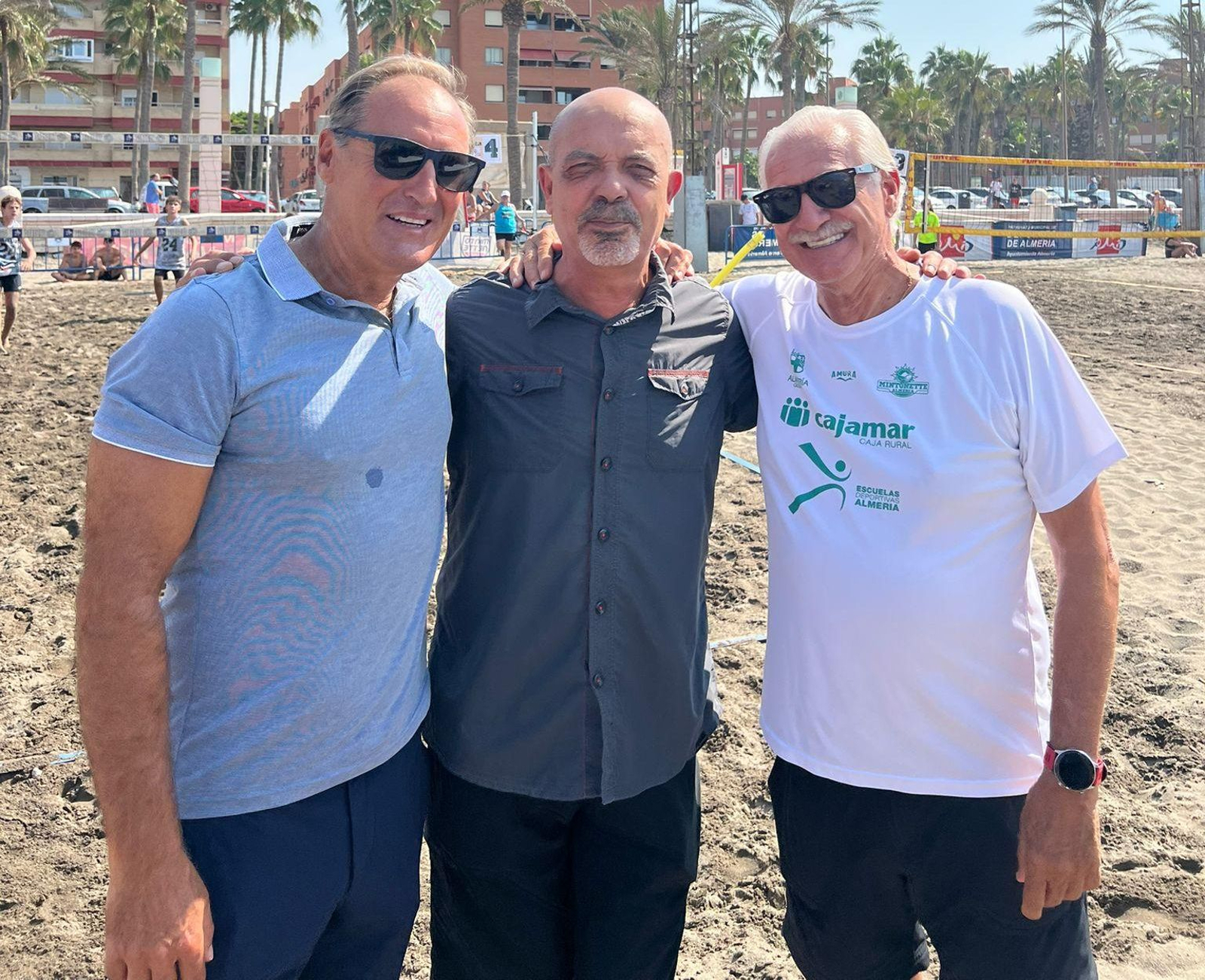 El concejal de Deportes, Antonio Casimiro, posa junto a los organizadores de la competición durante su visita a la actividad deportiva.