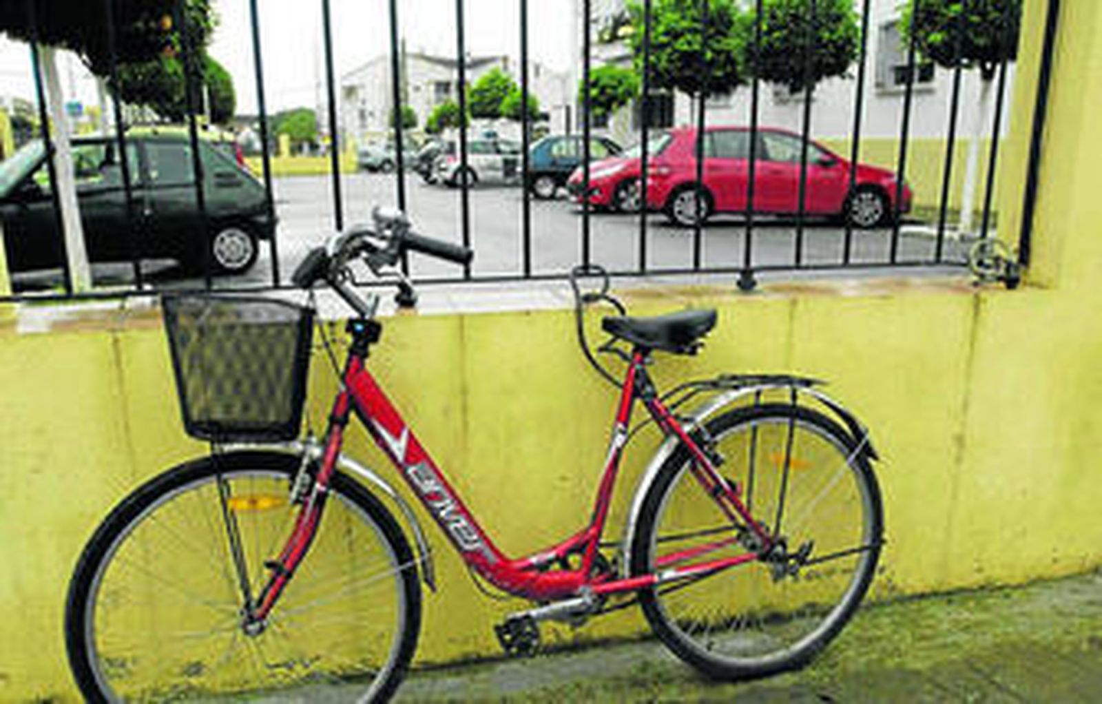 Una bicicleta amarrada en una calle de Sevilla.