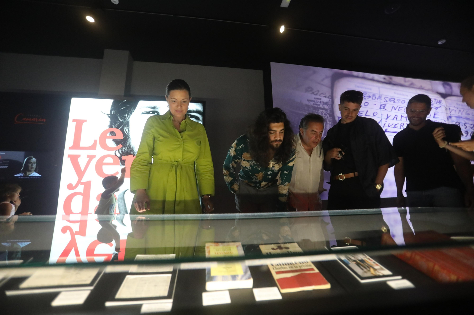 El cantaor flamenco Israel Fernández visita el Museo Camarón en San Fernando