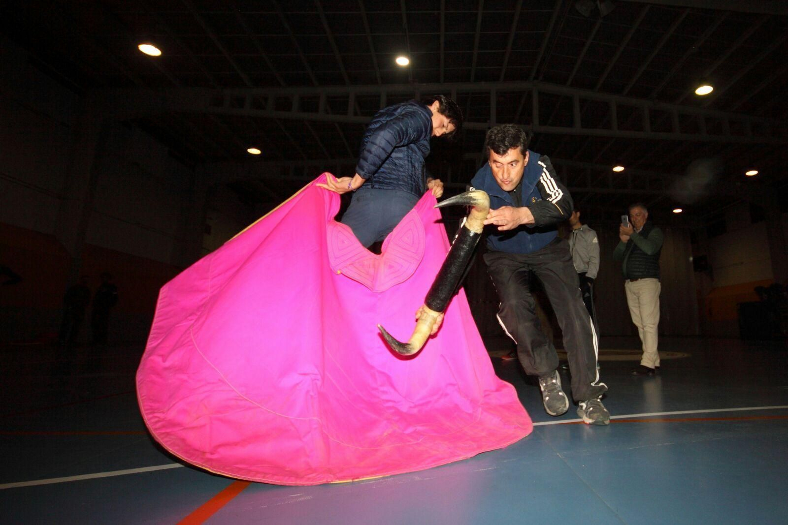 Roca Rey dibuja una media verónica en una clase magistral en Guillena.