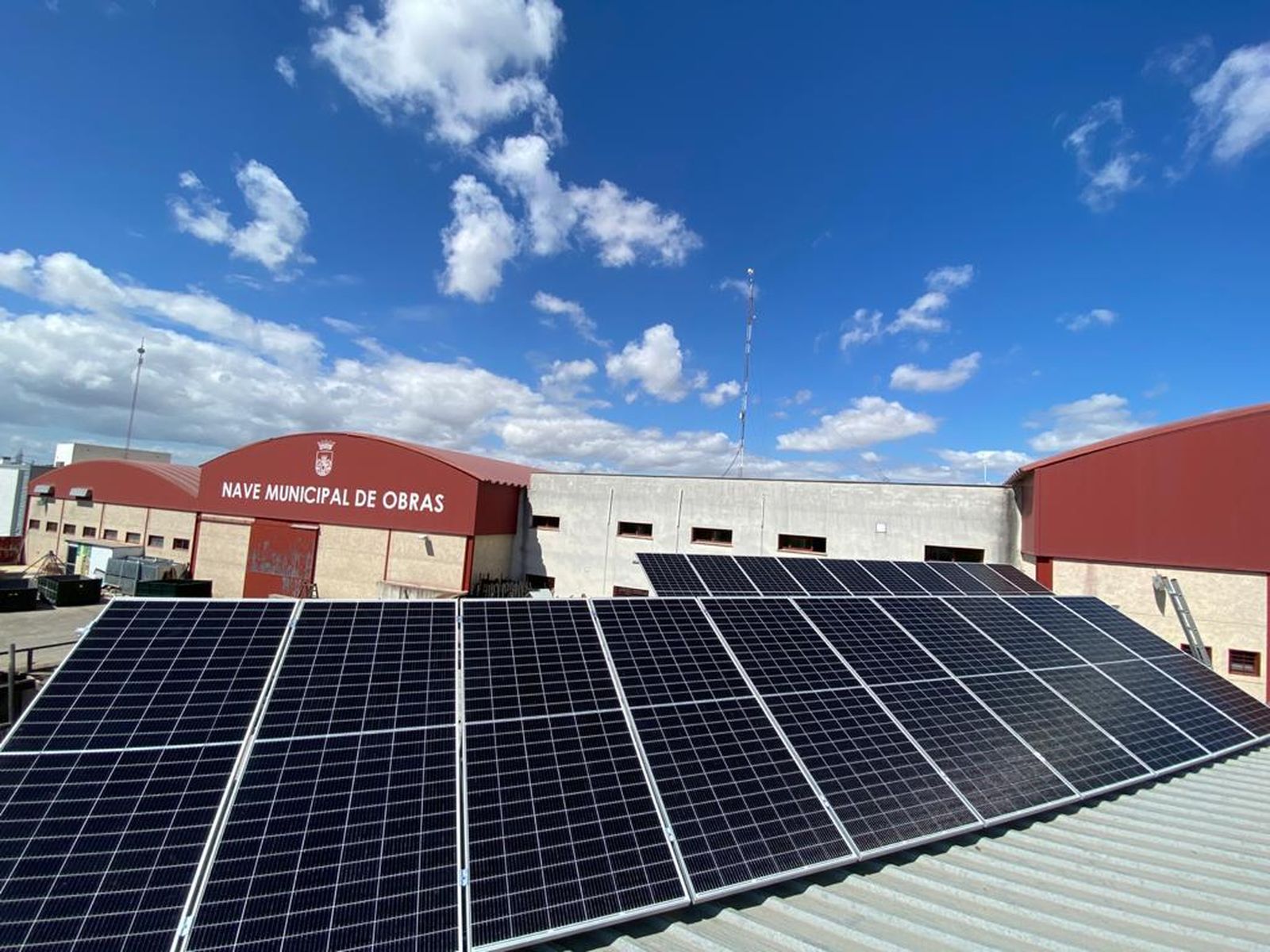 Instalación que se está llevando a cabo de las placas solares en la Nave de Obras.