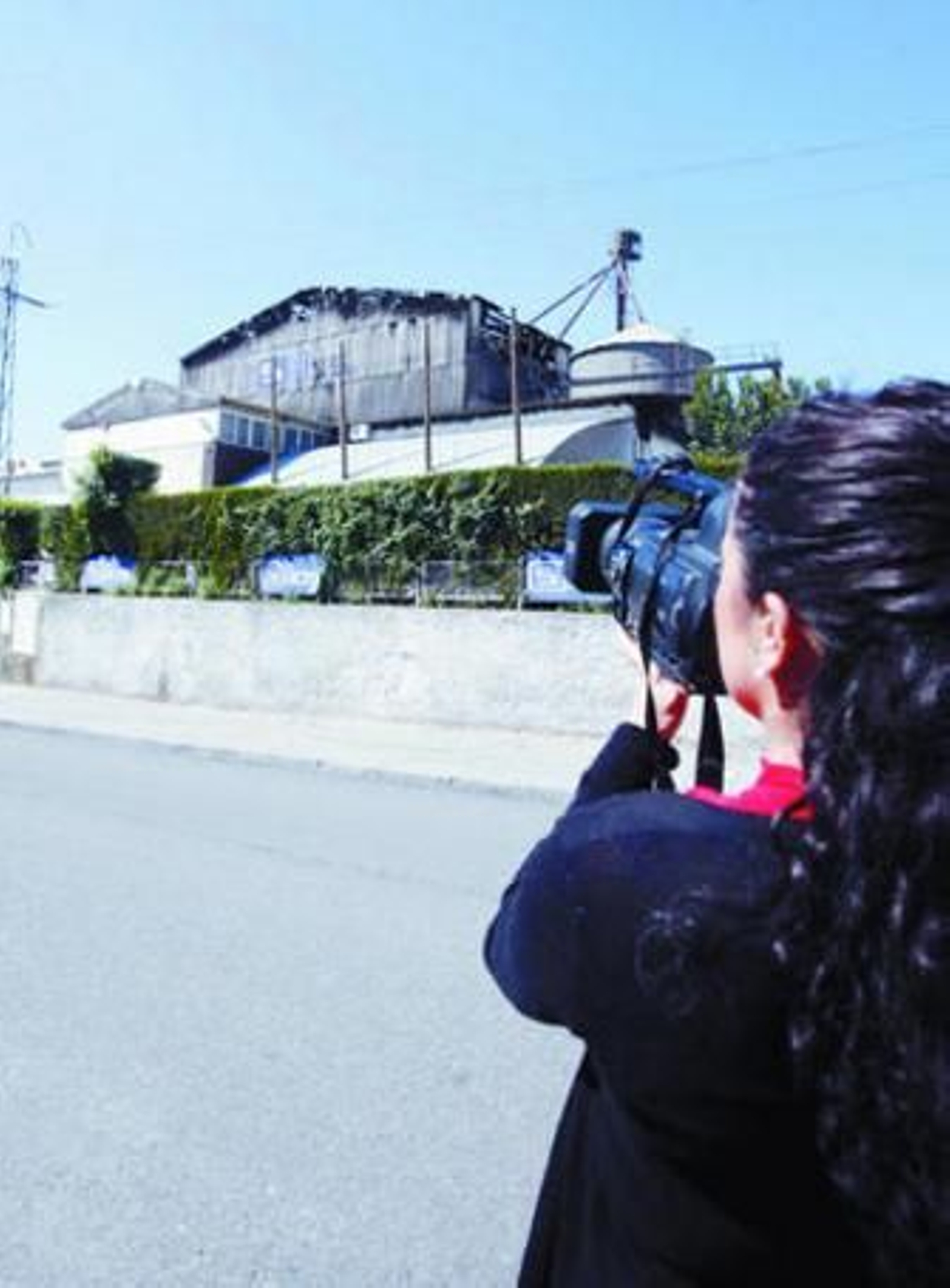 Una reportera graba el estado en el que quedó la discoteca.