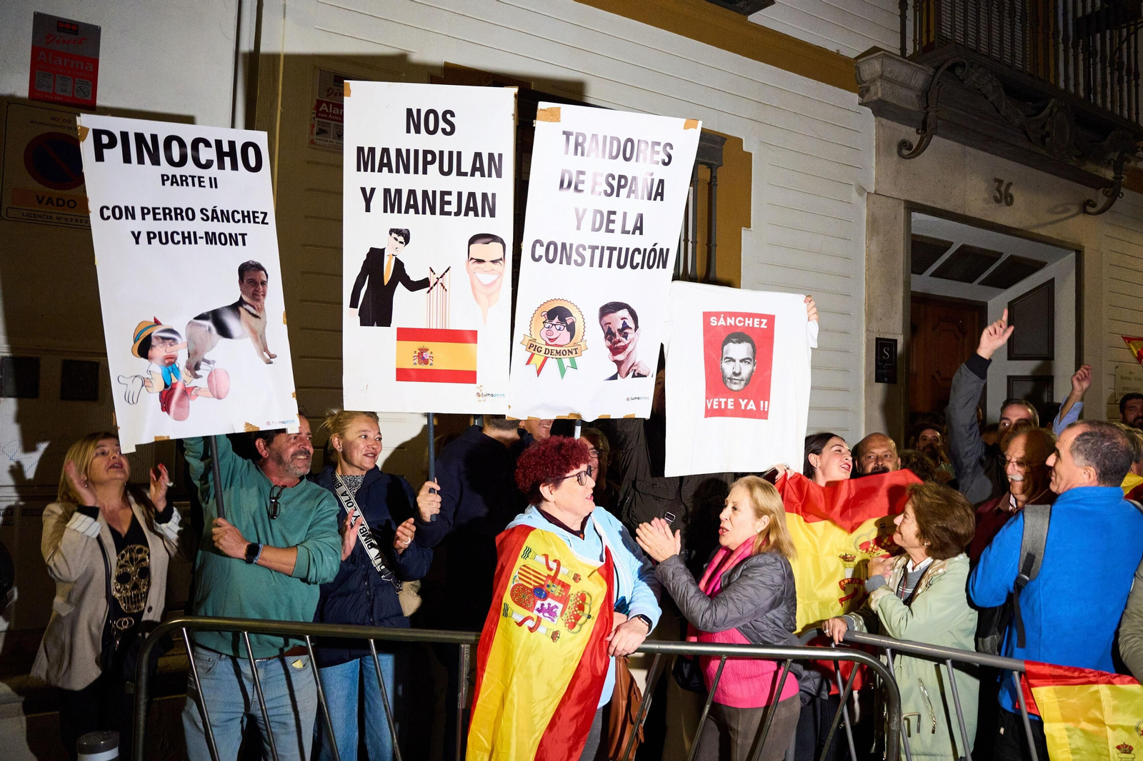 Manifestación contra la amnistía ante la sede del PSOE en Sevilla