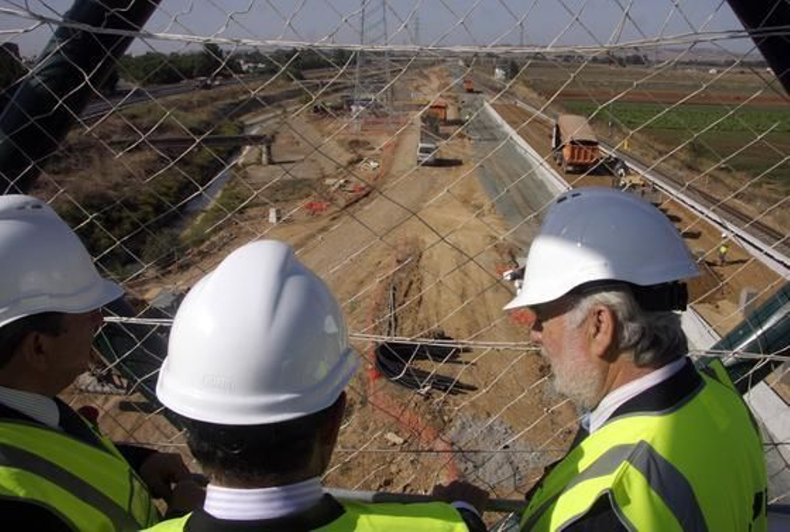 El presidente del Administrador de Infraestructuras Ferroviarias (ADIF), Antonio González, visita las obras de la línea C2 del cercanías junto al delegado del Gobierno en Andalucía, Luis García Garrido, y el portavoz del PSOE en el Ayuntamiento hispalense, Juan Espadas.

Foto: Belén Vargas