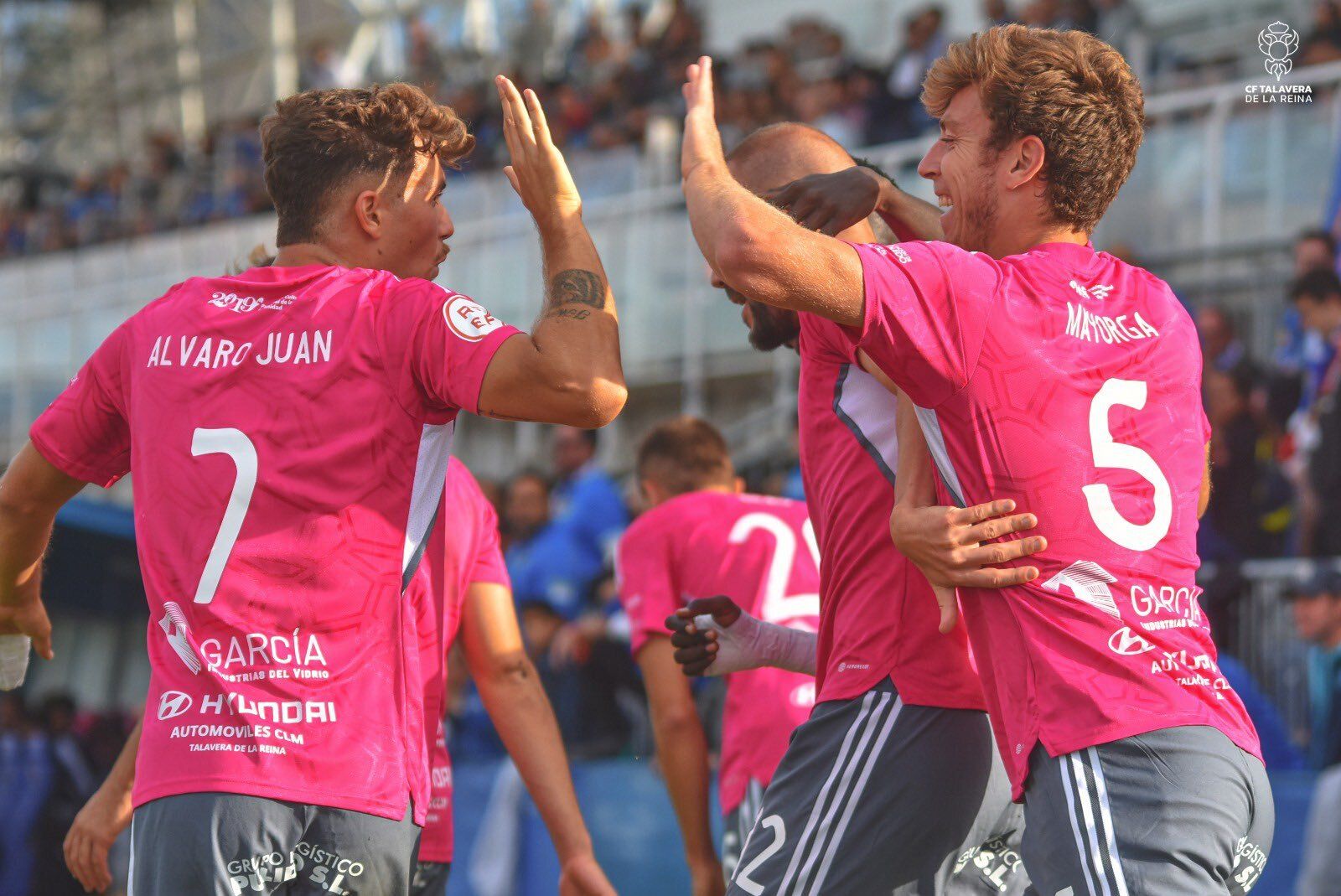 Jugadores del Talavera festejan un gol