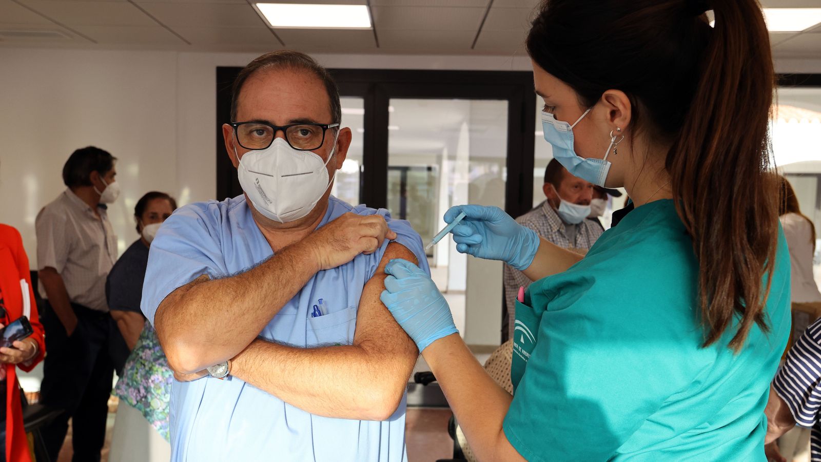 Vacunación conjunta de gripe y covid en la Residencia de ancianos de la Granja