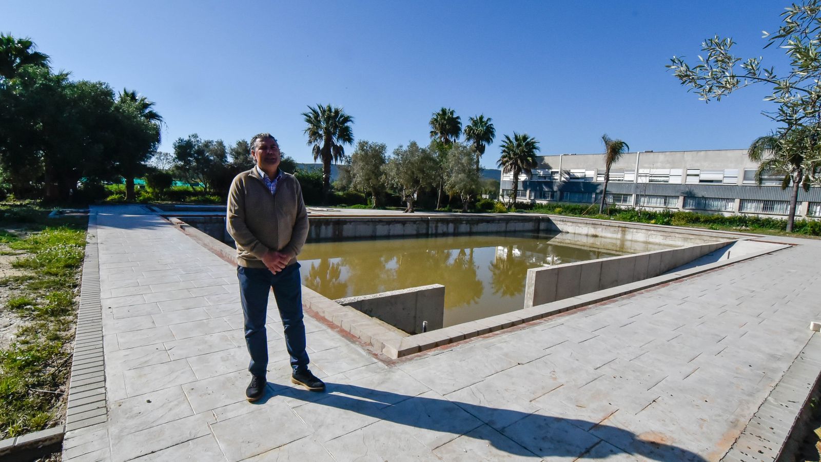 El alcalde de Tesorillo, junto a la futura piscina municipal.
