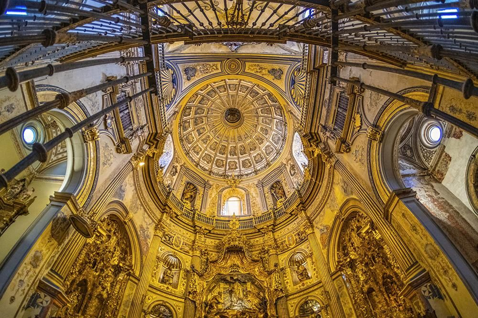 Vista interior de la Sacra Capilla del Salvador del Mundo en Úbeda, diseñada por Diego de Siloé y concluida por Andrés de Vandelvira en el siglo XVI.