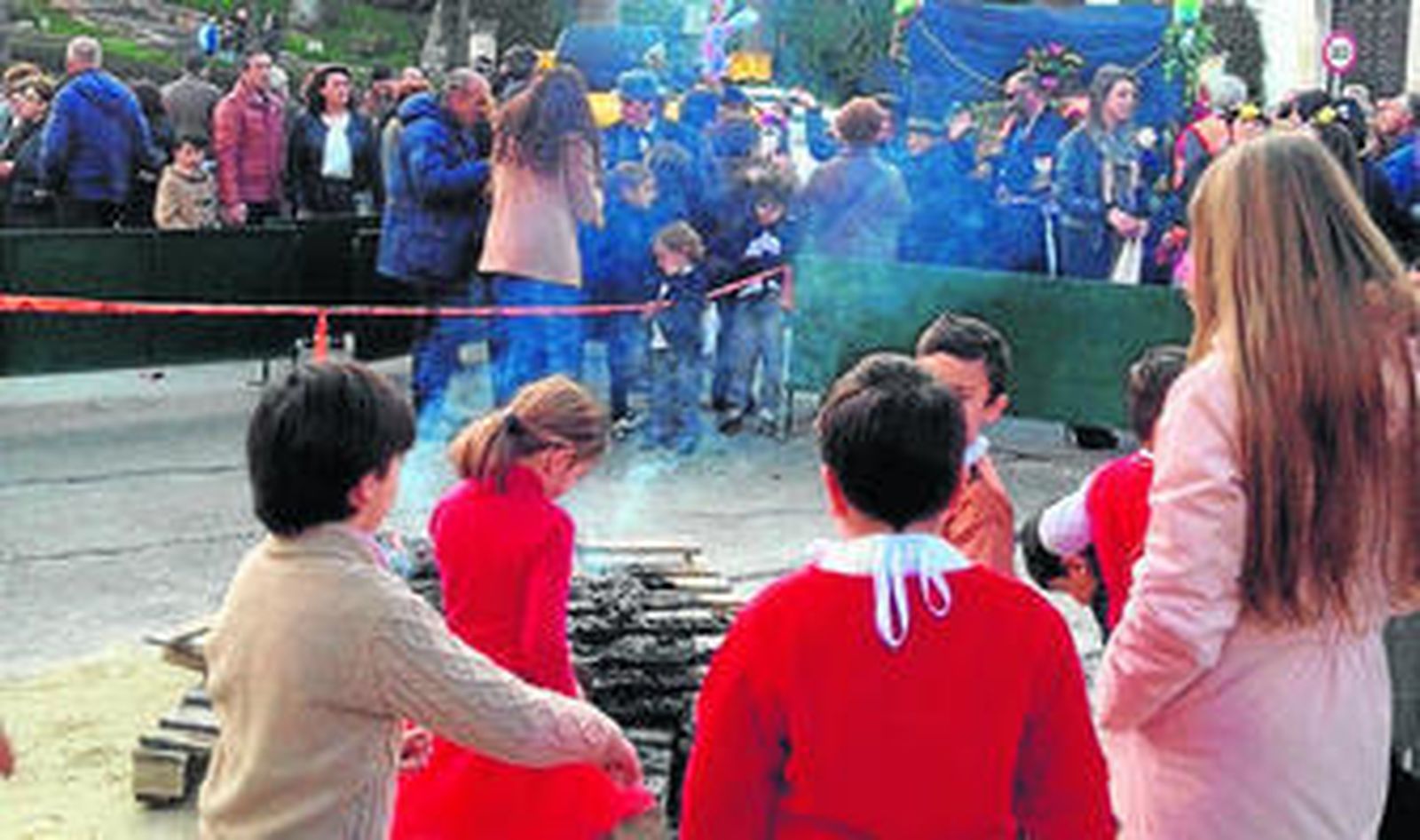 Niños en torno a la hoguera.