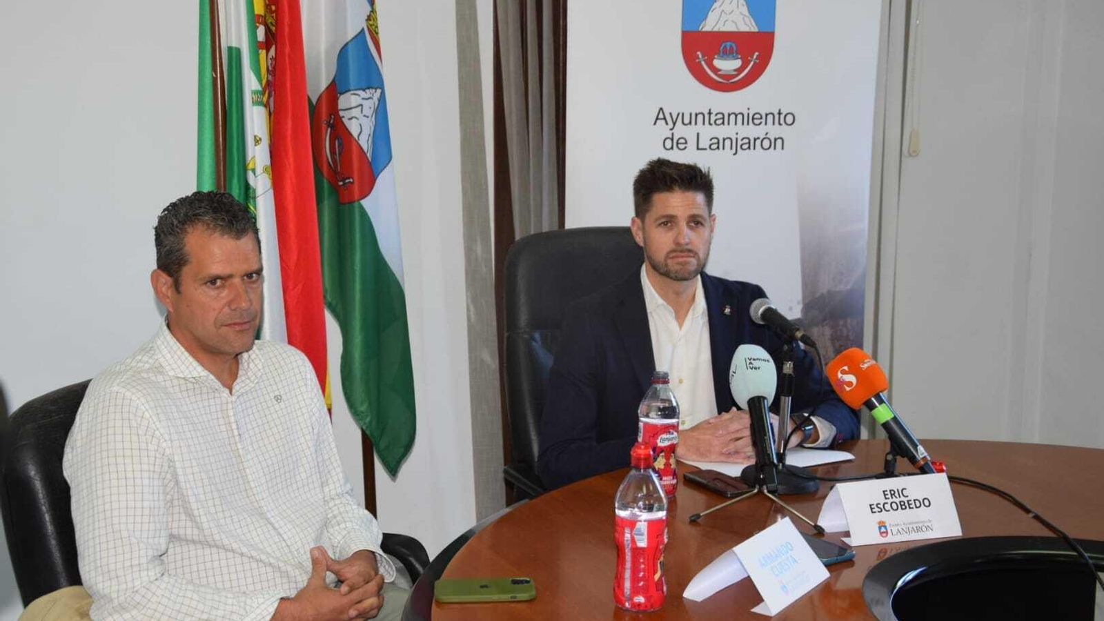 El alcalde de Lanjarón, Eric Escobedo, durante la comparecencia de prensa