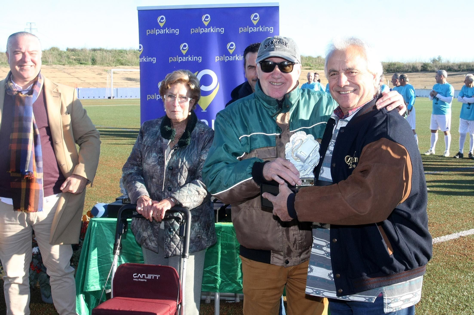 Imágenes del partido homenaje a los árbitros históricos de fútbol de Huelva